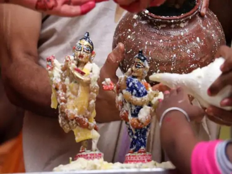 लेकसिटी की जन्माष्टमी:ठाकुरजी के विशेष श्रृंगार के साथ ही मंदिरो में आकर्षक सजावट