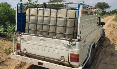 पिकअप से 1600 लीटर बायोडीजल जब्त:बायोडीजल बेच रहा आरोपी पुलिस को देख पिकअप लेकर भागा, कच्चे रास्ते में फंसी गाड़ी छोड़कर हुआ फरार*