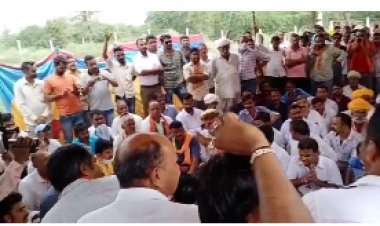 रोहट-जालोर हाइवे पर आहोर व जालोर विधायक सहित सैकड़ों की संख्या में लोग कर रहे विरोध प्रदर्शन,गड्ढों वाले हाइवे पर टोल टैक्स वसूली के खिलाफ किया प्रदर्शन