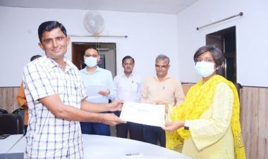 सेवड़ी पटवारी ओमप्रकाश पांच साल में दो बार कलक्टर से सम्मानित