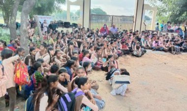 सिरोही के समीप कृष्णगंज में विद्यालय के प्रधानाचार्य के स्थानांतरण से नाराज़ विद्यार्थी व ग्रामीणों ने किया धरना प्रदर्शन और प्रशासन को स्थानांतरण रुकवाने की चेतावनी दी।