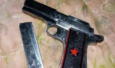 Desi Katta: अपने सहपाठी को धमकाने देसी कट्टा लेकर विद्यार्थी पहुंचा विद्यालय