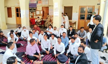 वरिष्ठ अधिवक्ता और पूर्व लोक अभियोजक बसंत कुमार भाटी के साथ दुर्व्यवहार को लेकर वकील मंडल ने दिया धरना प्रदर्शन।