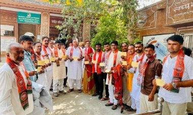 भाजपाइयों द्वारा प्रधान मंत्री नरेन्द्र मोदी के चल रहे जन्मदिन पखवाड़े पर पोस्टकार्ड लिखे