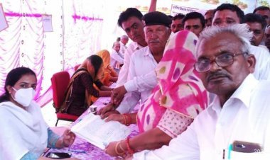 बिजली कटोती से परेशान ग्रामीणों का SDM कार्यालय के समक्ष प्रदर्शन कर ज्ञापन सौंपा