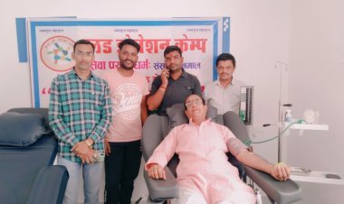 युवाओं ने रक्तदान शिविर में पहुंचकर किया रक्तदान 