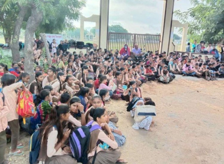 सिरोही के समीप कृष्णगंज में विद्यालय के प्रधानाचार्य के स्थानांतरण से नाराज़ विद्यार्थी व ग्रामीणों ने किया धरना प्रदर्शन और प्रशासन को स्थानांतरण रुकवाने की चेतावनी दी।