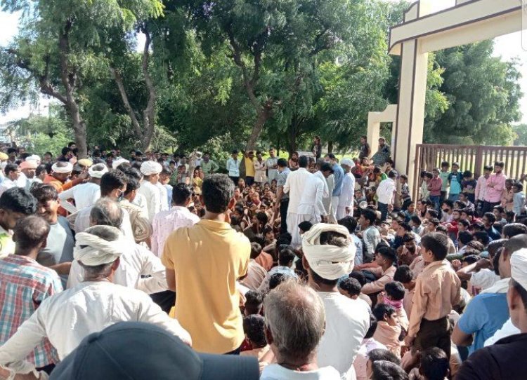 सिरोही के समीप कृष्णगंज में विद्यालय के प्रधानाचार्य के स्थानांतरण से नाराज़ विद्यार्थी व ग्रामीणों ने किया धरना प्रदर्शन और प्रशासन को स्थानांतरण रुकवाने की चेतावनी दी।