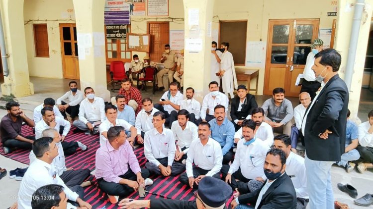 वरिष्ठ अधिवक्ता और पूर्व लोक अभियोजक बसंत कुमार भाटी के साथ दुर्व्यवहार को लेकर वकील मंडल ने दिया धरना प्रदर्शन।