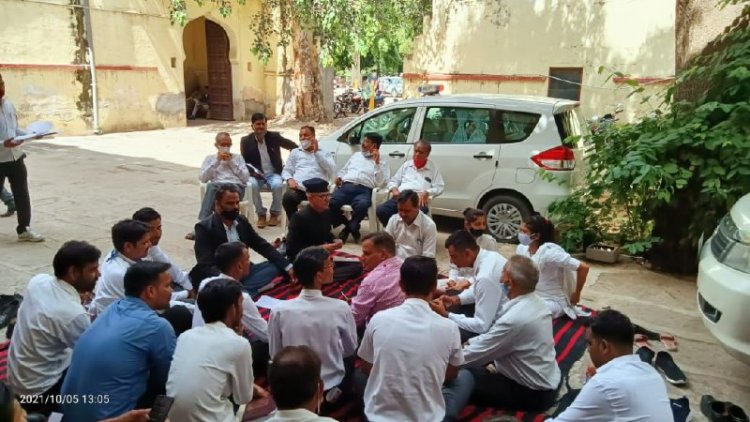 वरिष्ठ अधिवक्ता और पूर्व लोक अभियोजक बसंत कुमार भाटी के साथ दुर्व्यवहार को लेकर वकील मंडल ने दिया धरना प्रदर्शन।