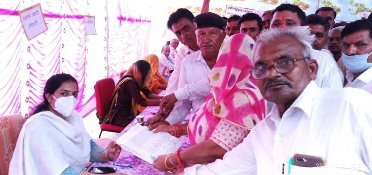 बिजली कटोती से परेशान ग्रामीणों का SDM कार्यालय के समक्ष प्रदर्शन कर ज्ञापन सौंपा