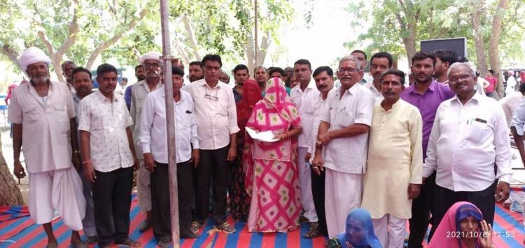 बिजली कटोती से परेशान ग्रामीणों का SDM कार्यालय के समक्ष प्रदर्शन कर ज्ञापन सौंपा