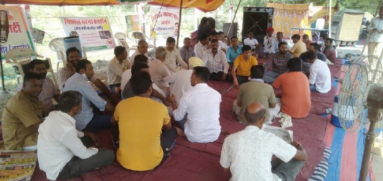टोल के खिलाफ जन आंदोलन जारी दसवें दिन भी सांकरणा टोल प्लाजा पर खराब सड़क को लेकर दसवे दिन भी जारी रहा धरना , जिद पर अड़े है विधायक छगनसिंह