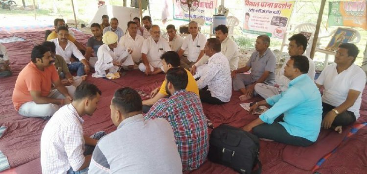 टोल के खिलाफ जन आंदोलन जारी दसवें दिन भी सांकरणा टोल प्लाजा पर खराब सड़क को लेकर दसवे दिन भी जारी रहा धरना , जिद पर अड़े है विधायक छगनसिंह