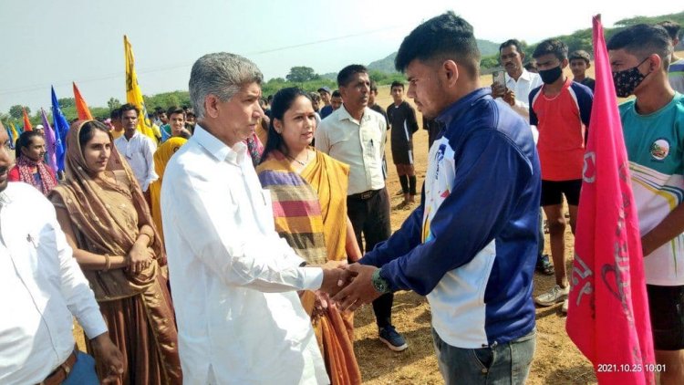 राजकीय उच्च माध्यमिक विद्यालय मकावल में आयोजित 65वीं जिला स्तरीय खेलकूद प्रतियोगिता 17 वर्षीय छात्र (कब्बडी) के शुभारंभ कार्यक्रम में भाग लेकर प्रतिभागियों का उत्साहवर्धन किया।