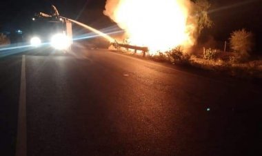 खाद्य तेल से भरा ट्रेलर पलटा