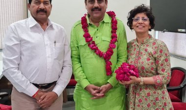 प्रसिध्द टीवी कलाकार व कवि शेलेस लोढ़ा के सिरोही आगमन पर किया स्वागत।