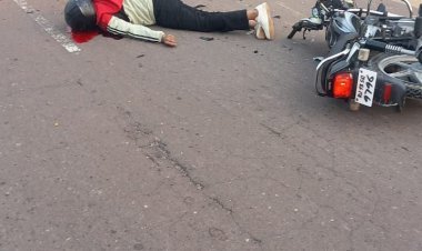 लोक परिवहन बस के साथ मोटरसाइकिल की भिड़ंत में एक युवक की मौके पर हुई मौत