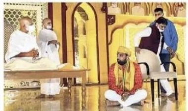 विनम्रता के पर्यायवाची लक्ष्य राज सिंह जी मेवाड़ ने गुरु चरणो में बैठ वंदना कर समर्पित की भावांजली