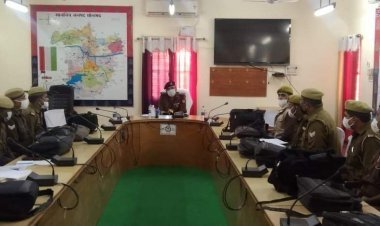 पुलिस अधीक्षक सोनभद्र  द्वारा पुलिस लाइन चुर्क, सभागार कक्ष में जनपद के समस्त थानों के पैरवीकारों के साथ मीटिंग की गयी