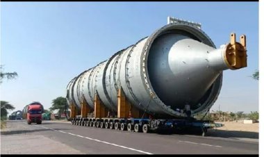 मेघा हाइवे सिणधरी भारी वाहन से रिफाइनरी मे प्रयुक्त मशीनें लोगों मे बना कोतुहल 