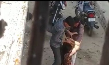 कलयुगी पिता पुत्र ने की मां के  साथ बीच रास्ते में मारपीट ज़मीन पर पटका और घसीटा विडियो वायरल