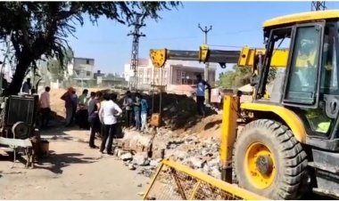 शहर के वार्ड संख्या पांच में नर्मदा प्रोजेक्ट की पाइपलाइन बिछाते समय तोड़ी लाइन, 150 घरों में नहीं हो रही है पेयजल की आपूर्ति 