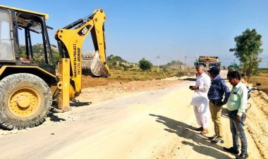 रेवदर विधायक ने चल रहे सड़क  नवीनीकरण  कार्य का लिया जायजा । 