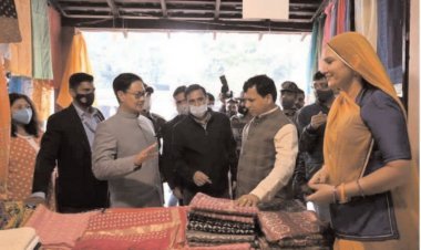 दिल्ली हाट में कानून मंत्री किरेन रिजीजू के साथ कृषि राज्यमंत्री कैलाश चौधरी ने देखे रूमा देवी के हस्तशिल्प उत्पाद