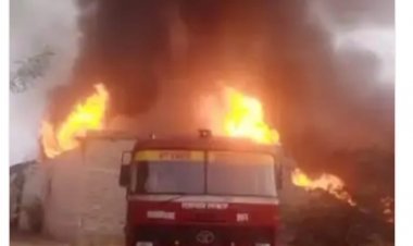 बिजली के तारों से निकली चिंगारियों के केमिकल तक पहुंचने से भड़की आग