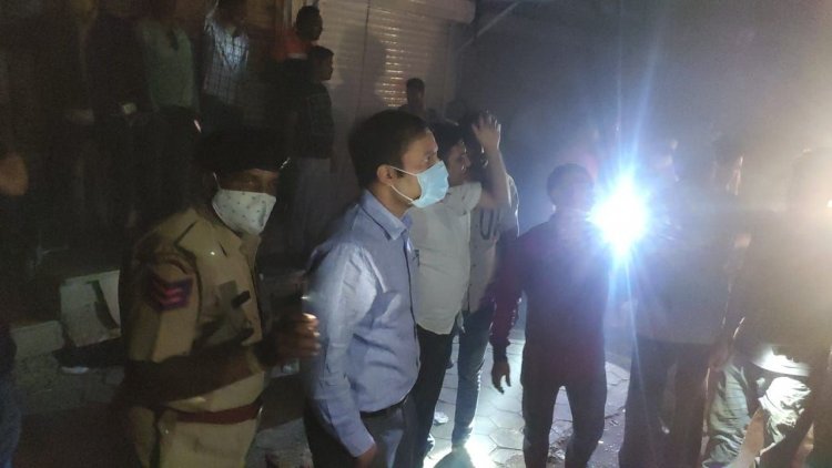 बाड़मेर शहर के स्टेशन रोड़ पर आग काबू में नही