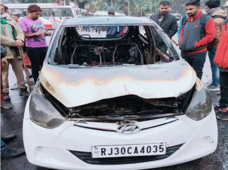  आग घटनाएं:अचानक बस स्टैंड के सामने ई-ओन कार से उठने लगी लपटें,लोगों को कांच तोड़कर बाहर निकाला