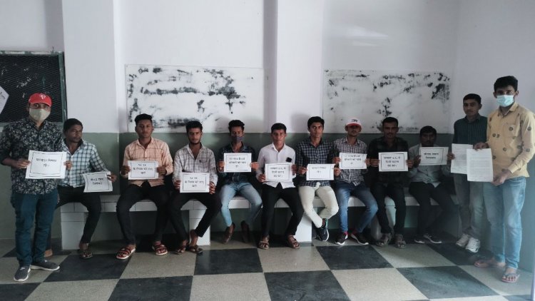 बाड़मेर जिला मुख्यालय पर बीएड डिग्री धारकों ने दिया मुख्यमंत्री के नाम जिला कलैक्टर को ज्ञापन