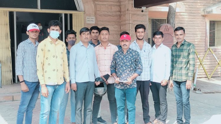 बाड़मेर जिला मुख्यालय पर बीएड डिग्री धारकों ने दिया मुख्यमंत्री के नाम जिला कलैक्टर को ज्ञापन