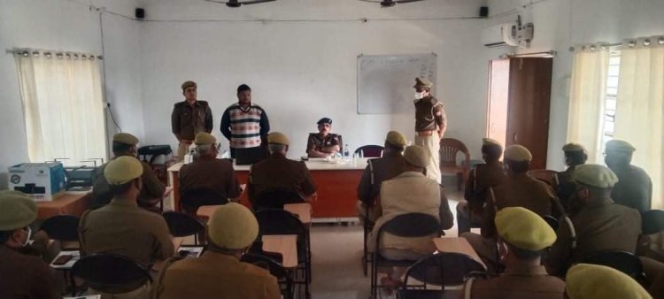 30 पुलिस कर्मियों को प्रशस्ति पत्र प्रदान किया गया