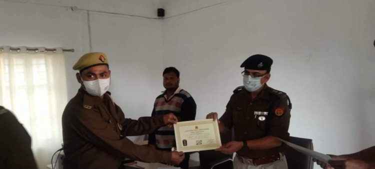 30 पुलिस कर्मियों को प्रशस्ति पत्र प्रदान किया गया