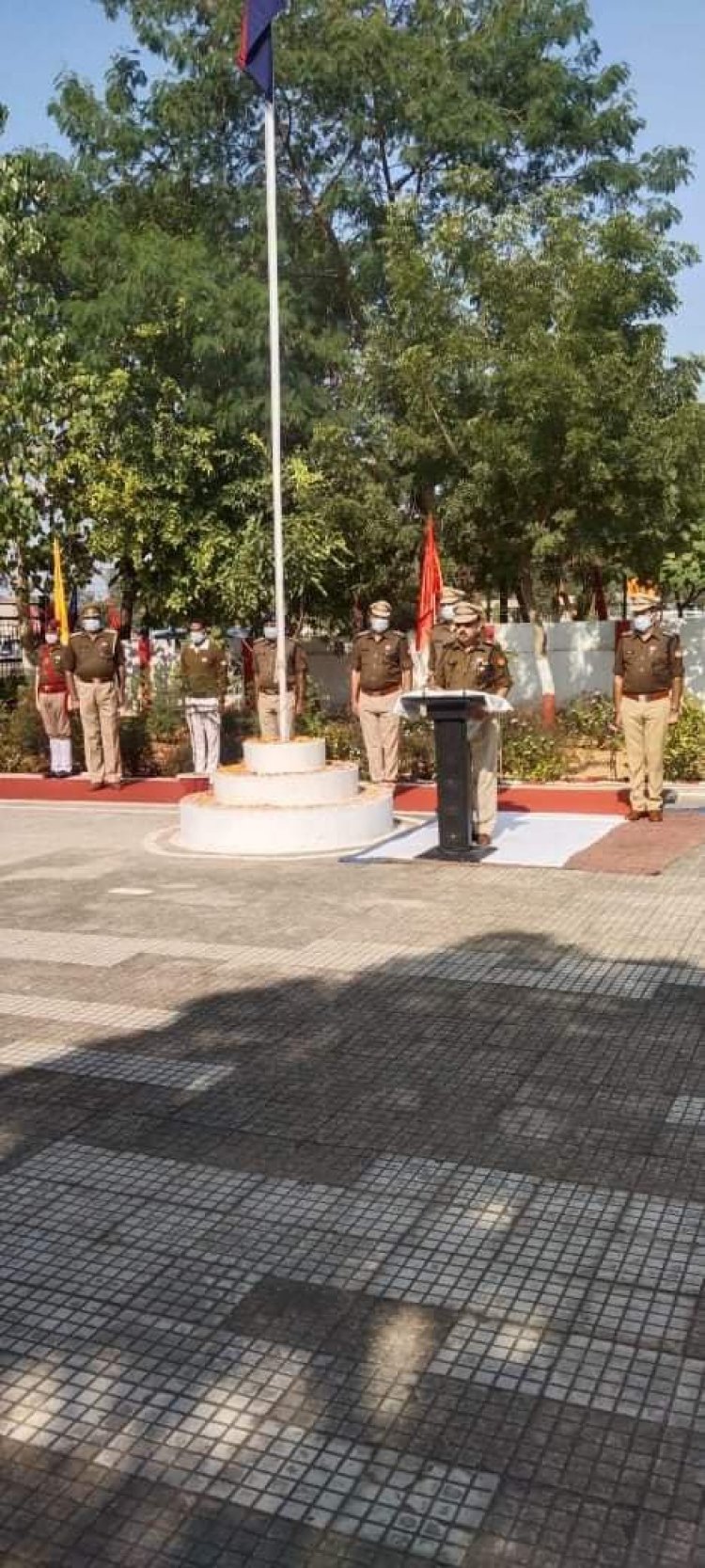 सोनभद्र पुलिस अधीक्षक अमरेन्द्र प्रसाद सिंह के द्वारा  झंडा का ध्वजारोहण कर सलामी दी गयी 
