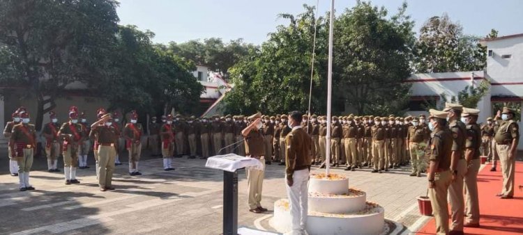 सोनभद्र पुलिस अधीक्षक अमरेन्द्र प्रसाद सिंह के द्वारा  झंडा का ध्वजारोहण कर सलामी दी गयी 