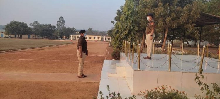 पुलिस अधीक्षक सोनभद्र  द्वारा पुलिस लाइन परेड ग्राउंड में साप्ताहिक शुक्रवार परेड की सलामी ली गयी