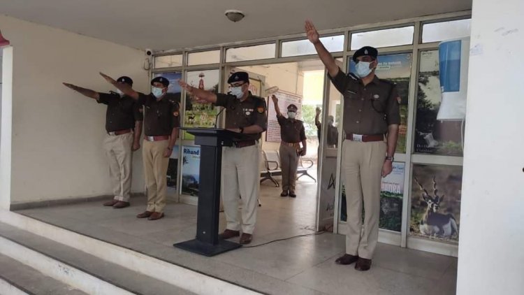 पुलिस अधीक्षक सोनभद्र द्वारा संविधान दिवस के अवसर पर पुलिस कर्मियों की दिलाई गयी शपथ 