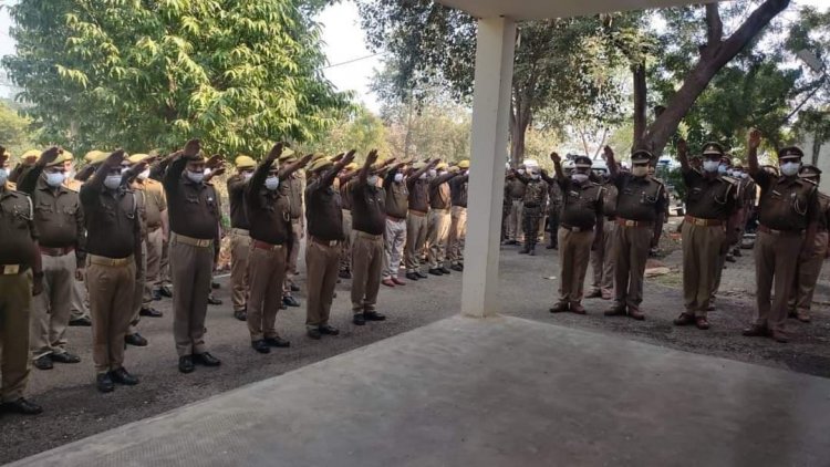 पुलिस अधीक्षक सोनभद्र द्वारा संविधान दिवस के अवसर पर पुलिस कर्मियों की दिलाई गयी शपथ 