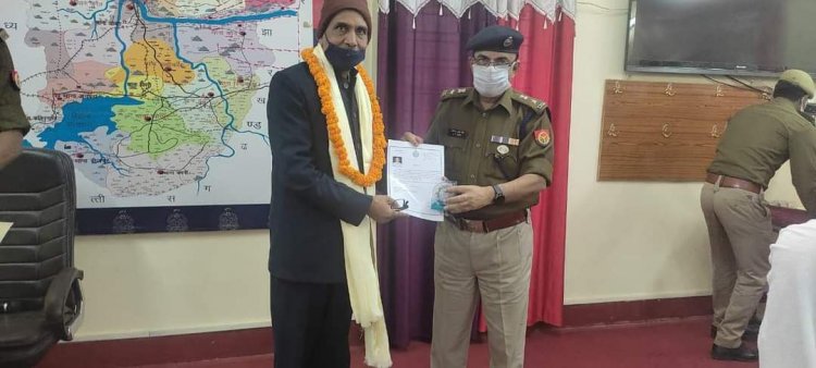 04 पुलिसकर्मियों को पुलिस अधीक्षक सोनभद्र शॉल भेंट करते हुए स्मृति चिन्ह प्रशस्ति पत्र प्रदान कर उन्हें भावभीनी विदाई दी गयी