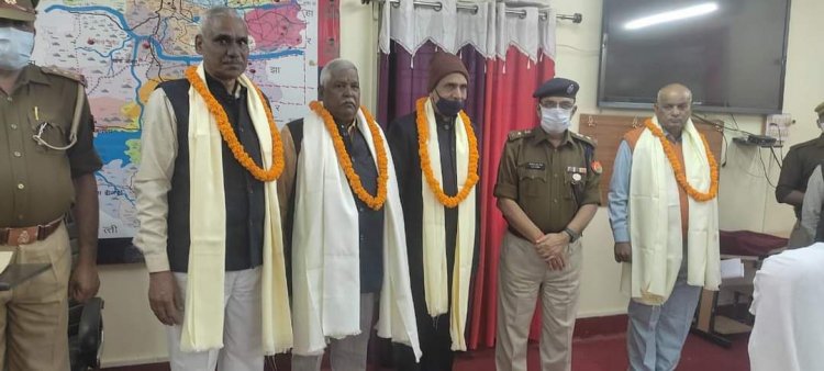 04 पुलिसकर्मियों को पुलिस अधीक्षक सोनभद्र शॉल भेंट करते हुए स्मृति चिन्ह प्रशस्ति पत्र प्रदान कर उन्हें भावभीनी विदाई दी गयी