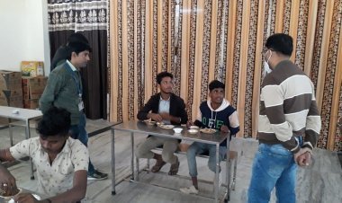 जिला कलक्टर भगवती प्रसाद ने नगर परिषद में इंदिरा रसोई का किया औचक निरीक्षण।