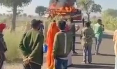 राजस्थान का गुंडाराज दो बस ड्राइवरों के आपसी झगड़े ने सवारियों से खचाखच भरी बस को किया आग के हवाले बस में बैठी सवारियां अपनी जान बचाकर भागी वीडियो वायरल