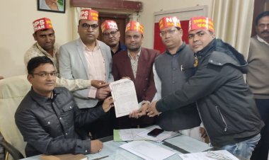 पुरानी पेंशन लागू करने को लेकर कर्मचारियों ने किया आंदोलन, पीएम व सीएम के नाम दिया ज्ञापन।