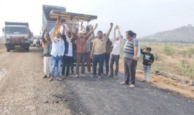 घटिया निर्माण सामग्री के विरोध शहरवासियों का ठेकेदार और प्रशासन  के खिलाफ  उग्र प्रदर्शन