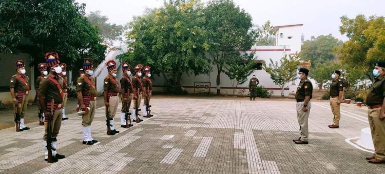 पुलिस लाइन परेड ग्राउंड में साप्ताहिक शुक्रवार परेड की सलामी ली गयी
