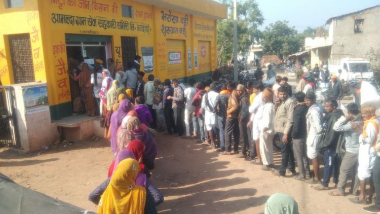 खाद की किल्लत-खाद लेने के लिए उमड़ी किसानों की भीड़