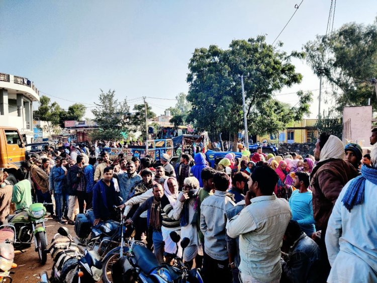 खाद की किल्लत-खाद लेने के लिए उमड़ी किसानों की भीड़